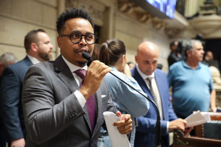 “Lavem a boca antes de vaiar a igreja”, dispara vereador Rafael Satiê após ser hostilizado no plenário do Rio