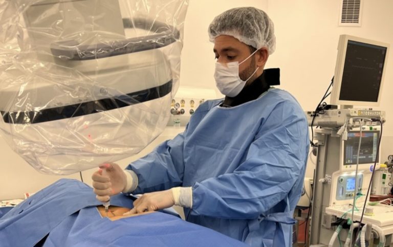 A liderança de Dr. Alesson Marinho Miranda na Abordagem Multidisciplinar da Dor Crônica