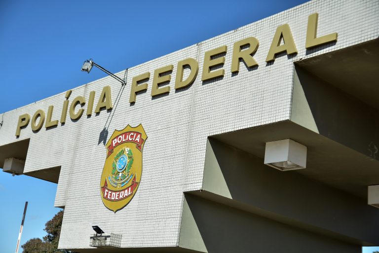 PF prende advogados e agentes por vazamento e intima irmã de Aécio