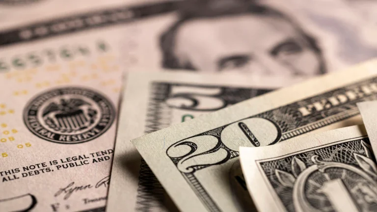 “Valor do dólar apresenta pequena alta no Brasil diante de preocupações com tarifas americanas e instabilidade global”