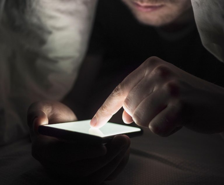 Acesso ao celular do parceiro sem consentimento passa a ser crime e pode resultar em até 4 anos de prisão