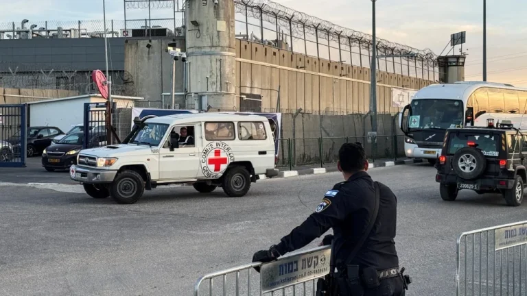 Colonos israelenses realizam excursão com prisioneiros palestinos