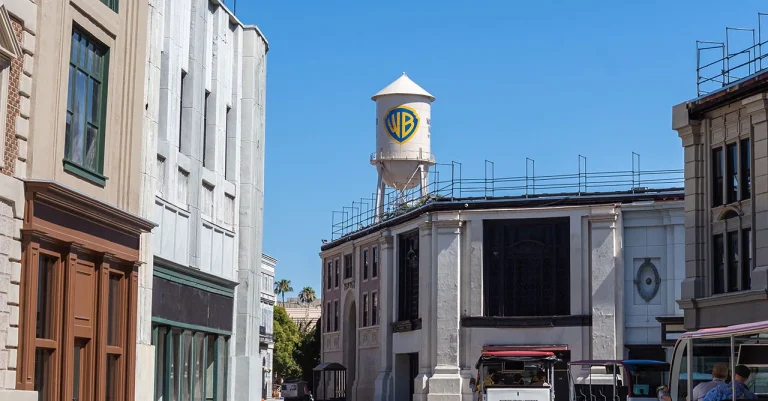 Paramount lança proposta inovadora e acirra competição pela aquisição da Warner Bros. Discovery.