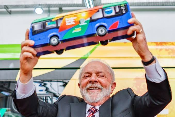 Lula propõe implementar sistema de transporte público gratuito até 2026, inspirado no SUS