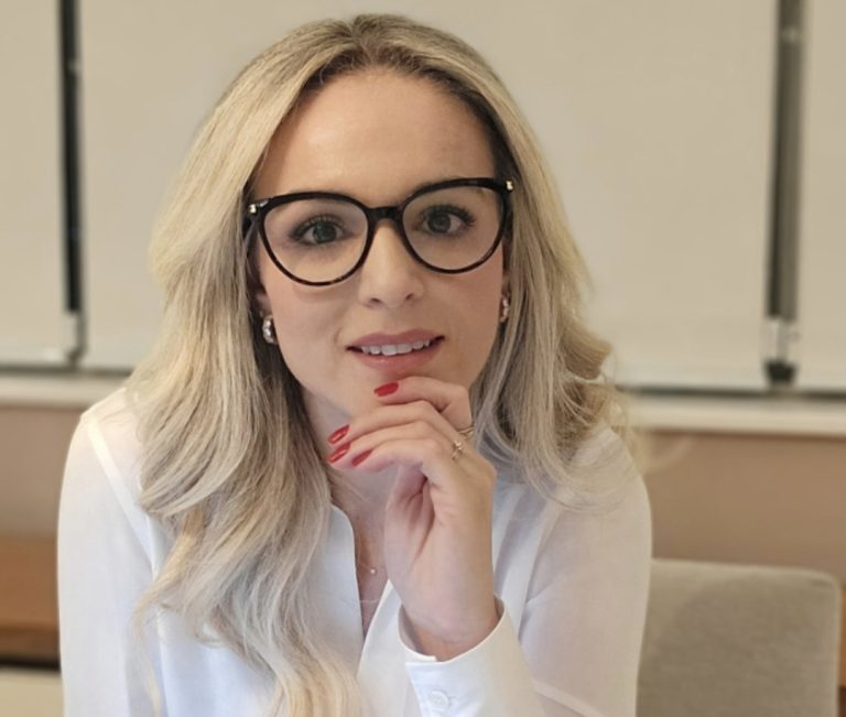 Juliane Urbano ressalta o crescimento da área de TI, impulsionado pelo avanço da inteligência artificial, e o papel estratégico da gestão de projetos no Brasil