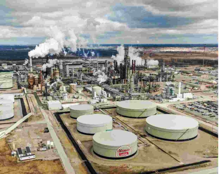 Cotação do petróleo atinge patamar recorde devido à intensificação do conflito no Irã