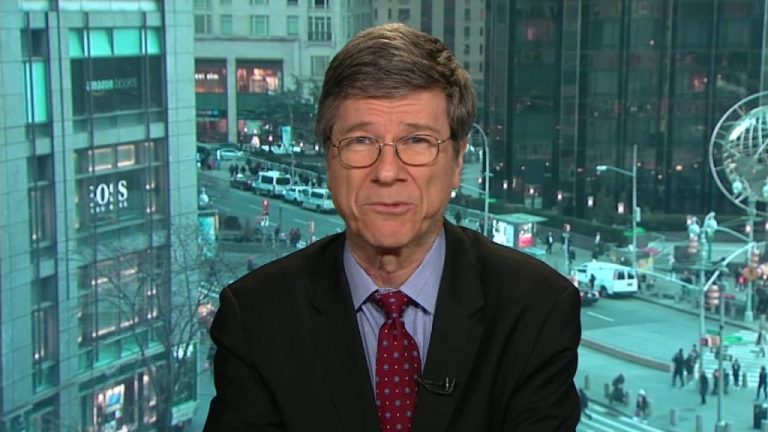 Jeffrey Sachs se vê em uma encruzilhada diante da postura agressiva de Trump no conflito com o Irã.