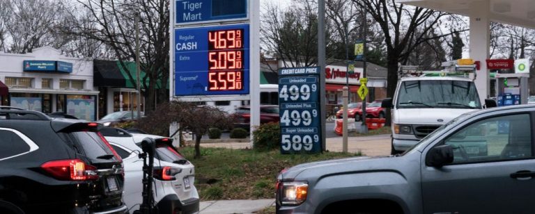 Preço da gasolina nos Estados Unidos atinge patamar mais alto em duas décadas, chegando a US$ 3,11 por galão.