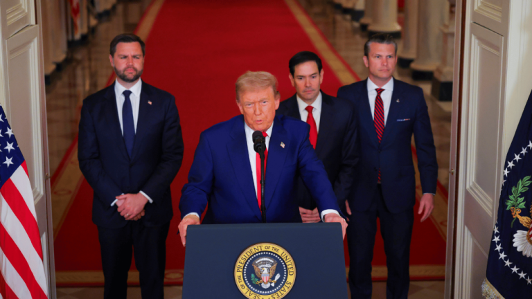 Trump considera desistência da guerra contra o Irã, mesmo diante do fechamento do Estreito de Ormuz