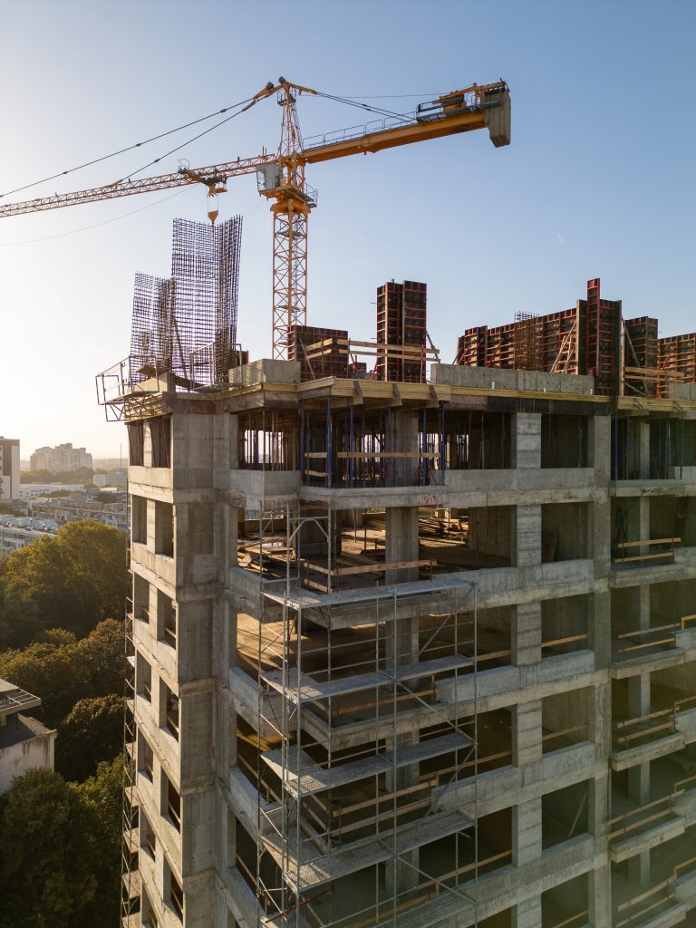 Do Estreito de Ormuz ao canteiro de obras: por que a geopolítica global está encarecendo o metro quadrado no Brasil