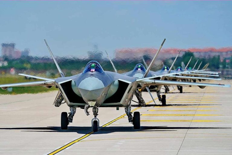China impulsiona o caça stealth J-20, atingindo Mach 2 e autonomia de até 2.000 km, alterando a dinâmica do poder aéreo na Ásia