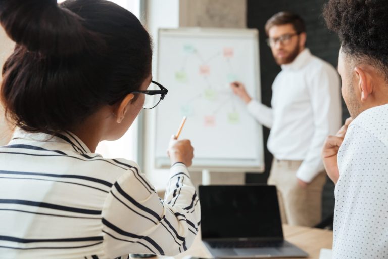 Empresa lança programa de treinamento corporativo gratuito com foco em desempenho profissional