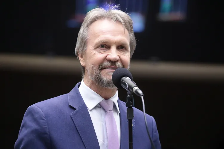 Pedro Uczai condena rápida aprovação de projeto sobre terras raras na Câmara