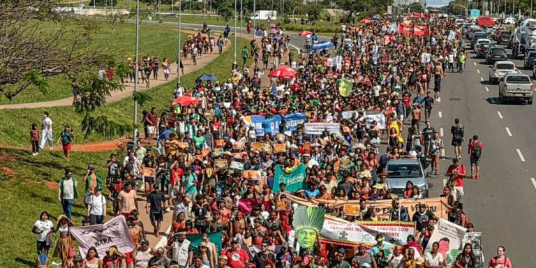Mobilização de povos indígenas toma a Esplanada dos Ministérios em Brasília