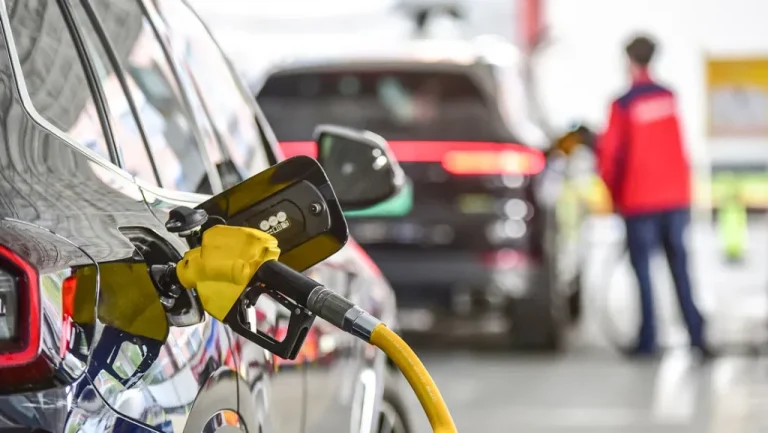 China diminui tarifas de gasolina e diesel em resposta à queda nos preços globais