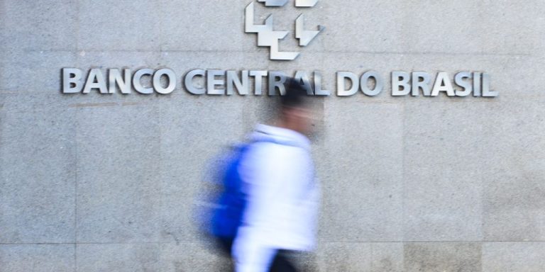 Taxas de Juros Altas Intensificam a Crise do Endividamento Familiar