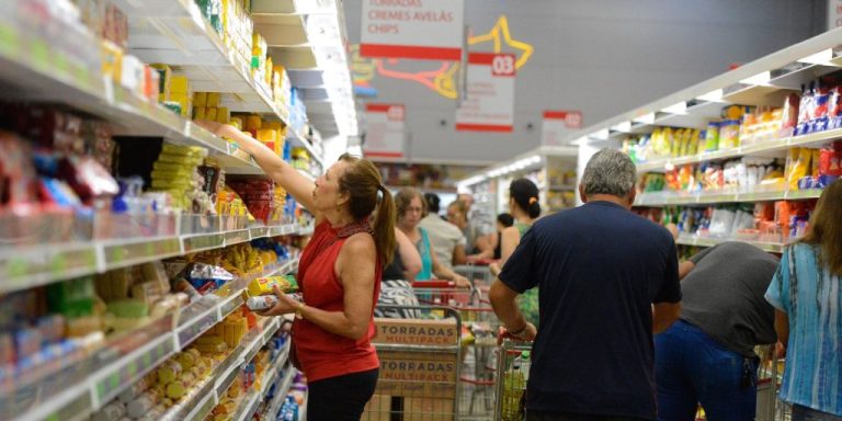 Descontinuação da jornada 6×1 gera debates sobre efeitos na economia e nos preços