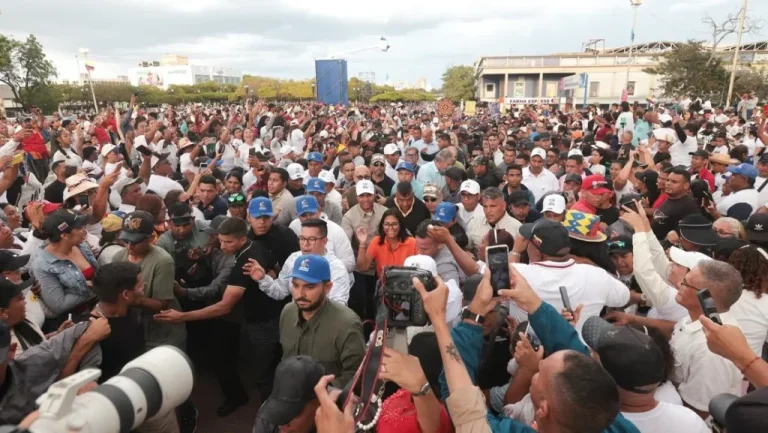 Venezuelanos lançam marcha pelo país em protesto contra as sanções norte-americanas