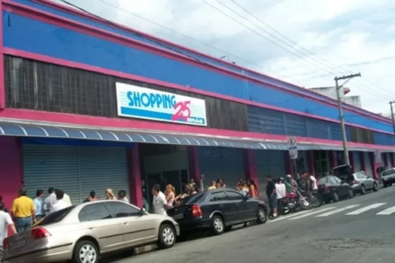 Receita Federal fecha shoppings no Brás em ação contra pirataria e contrabando de produtos da Copa