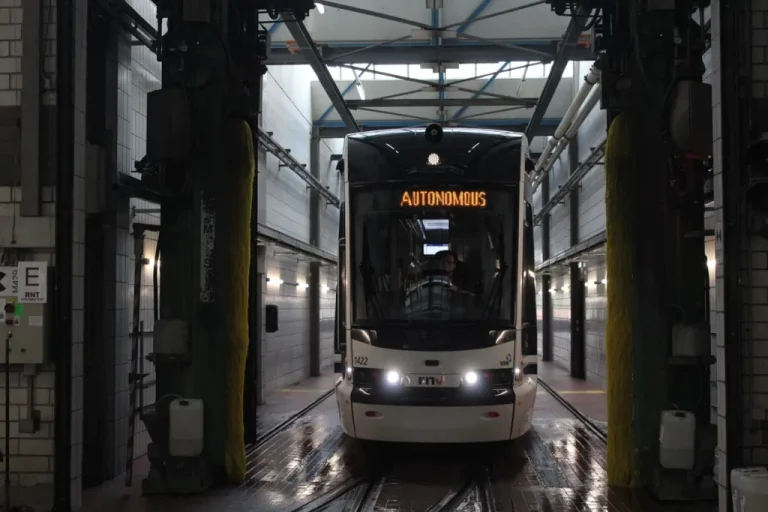 Škoda apresenta testes de bondes autônomos em armazém na Alemanha