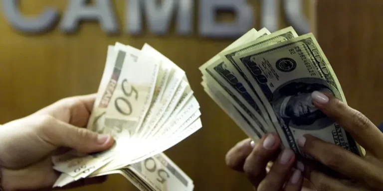 Dólar despenca e encerra dia cotado abaixo de R$ 5 após recuo de Trump sobre o Irã