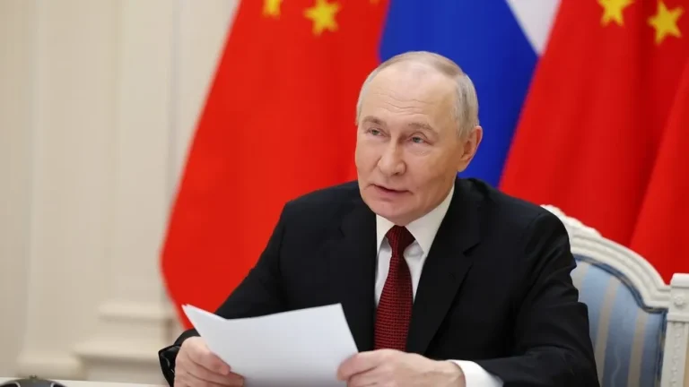 Putin ressalta aliança estratégica com a China durante discurso em Pequim