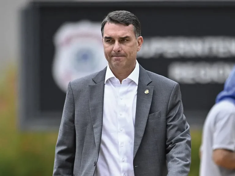 Flávio Bolsonaro vê crescimento da desaprovação após divulgação de gravações confidenciais
