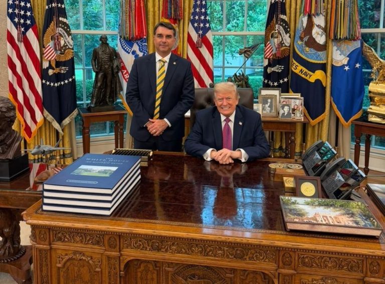 Trump inicia batalha tarifária contra o Pix logo após encontro com Flávio Bolsonaro