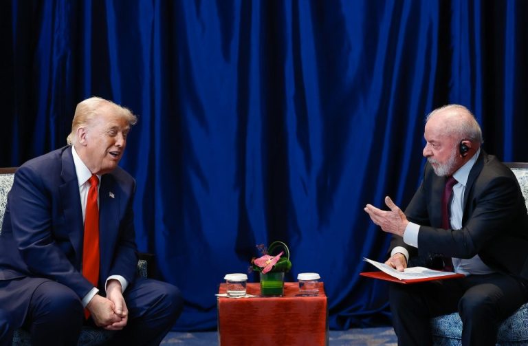 Lula responde a Trump e Flávio, afirmando que o Brasil não será visto como uma “republiqueta