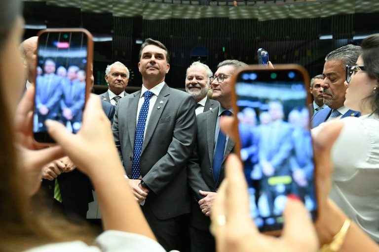 Bolsonaro sob investigação por posse de arma registrada em seu nome durante prisão domiciliar