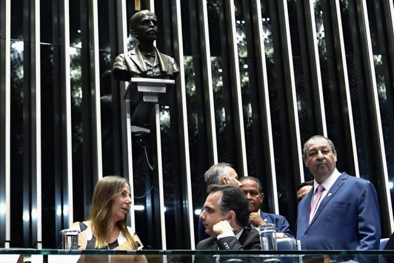 TSE determina exclusão de deepfake direcionado a Flávio Bolsonaro, mas ignora a raiz financeira da desinformação