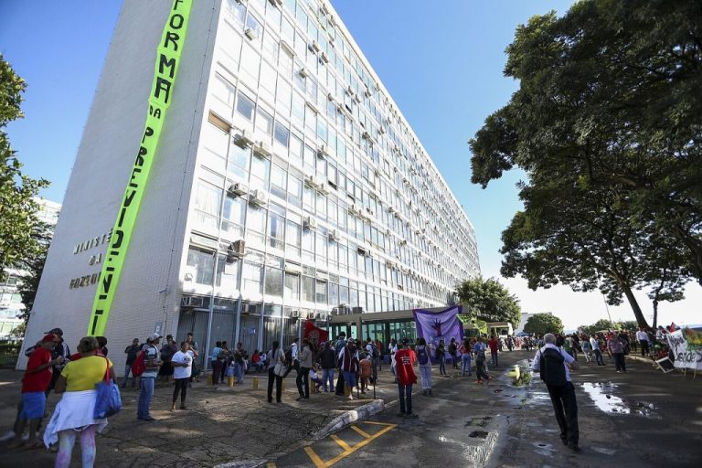 Terceira via enfrenta dificuldades nas sondagens e revela a fragilidade de um projeto sem apoio popular