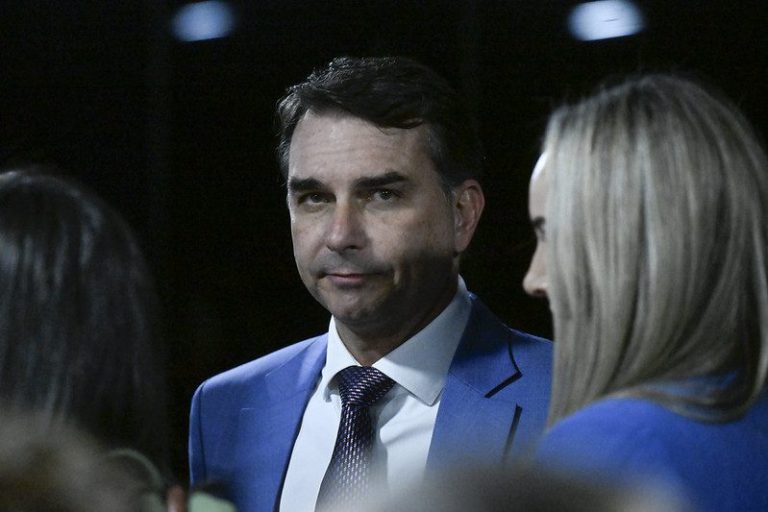 Descoberta de 60 milhões expõe Flávio Bolsonaro e presidente do Banco Master em meio a controvérsias