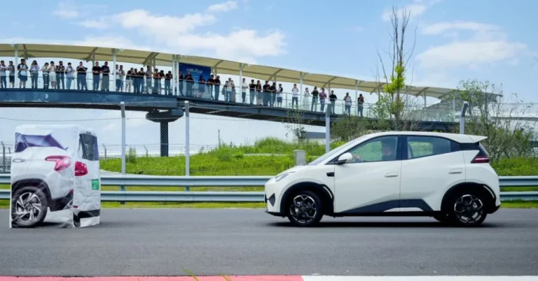 BYD se responsabiliza integralmente por incidentes envolvendo piloto automático, enquanto Tesla rejeita assumir culpa