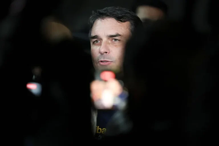 Flávio Bolsonaro refuta ligação com ‘Dark Horse’, mas investigações revelam indícios sólidos de irregularidades