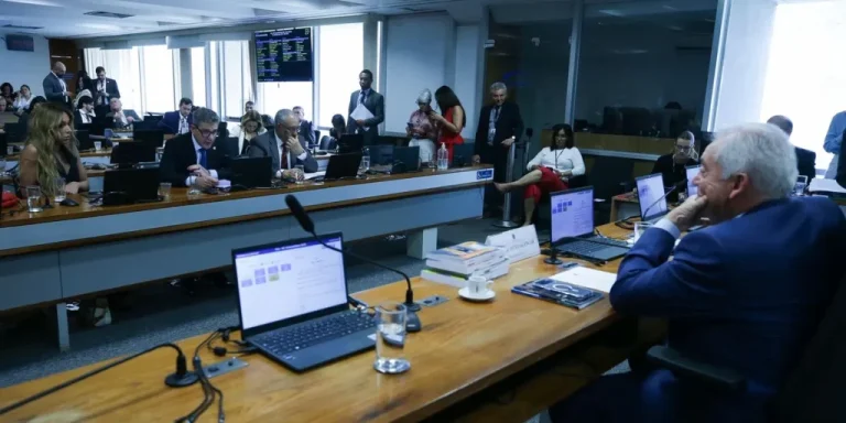 Senadores debatem a velocidade da análise da PEC que extingue a escala 6×1