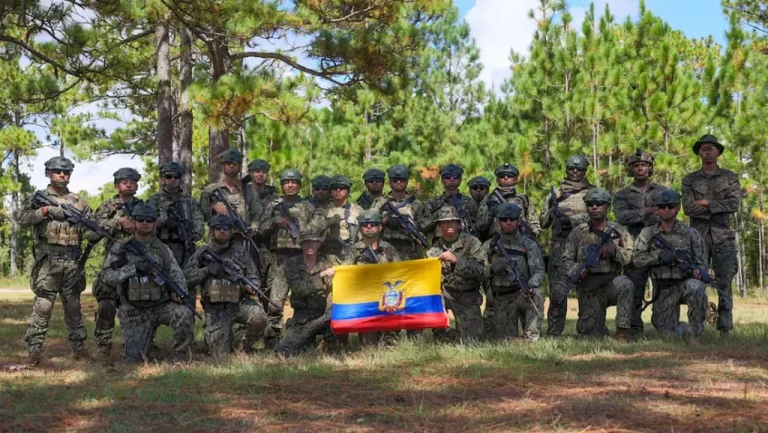 Noboa permite presença de tropas estrangeiras com imunidade e contesta referendo que proíbe bases no Equador