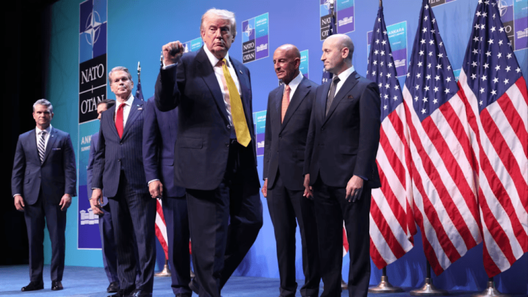 Trump ameaça o Irã com mil mísseis, enquanto diálogos de paz continuam em segredo