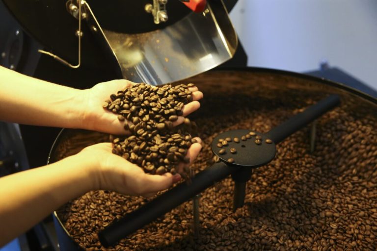 A transição dos brasileiros: do café moído para os grãos inteiros