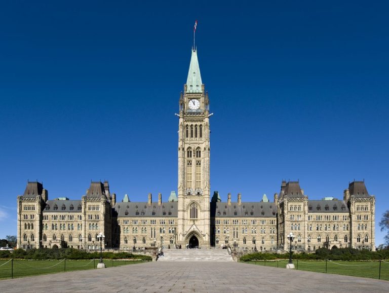 Canadá reage com tarifas de 50% sobre produtos dos EUA em resposta a medidas protecionistas