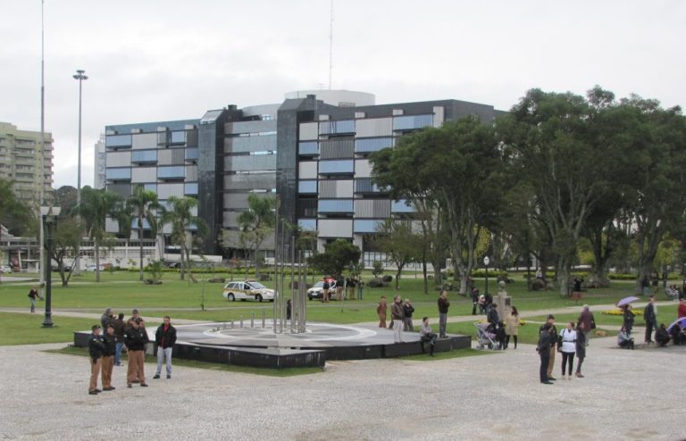 Flávio Bolsonaro lidera as intenções de voto no Paraná, revela pesquisa da Quaest
