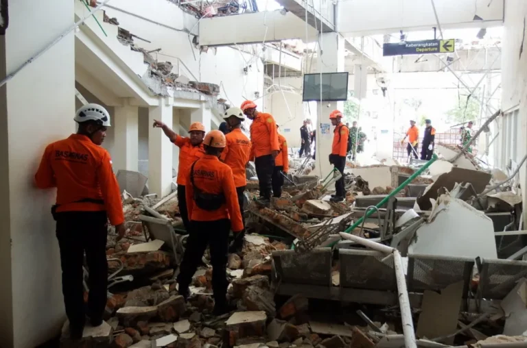 Indonésia é atingida por terremoto de 7,7 graus que deixa 47 mortos