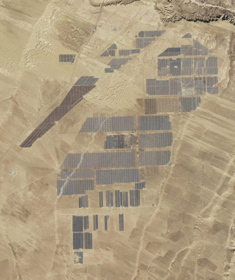 Painel solar da China ultrapassa silício em avaliação industrial em larga escala