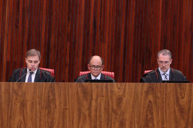 TSE determina que campanha de Lula exclua partes de vídeo solicitando apoio eleitoral