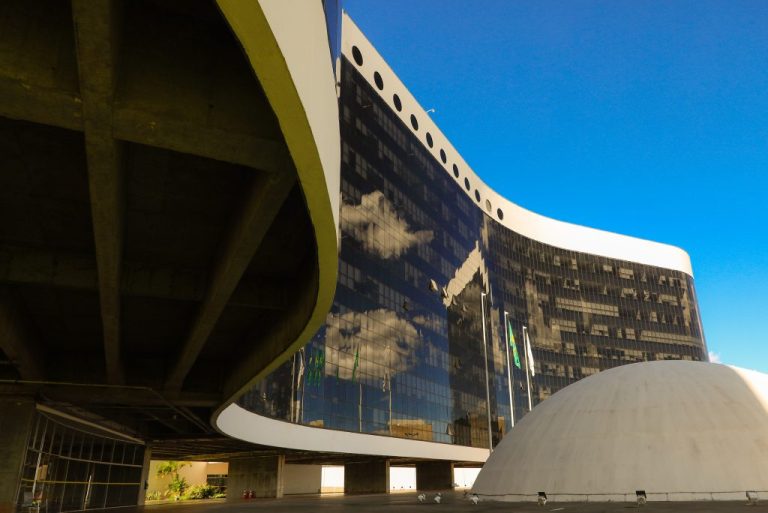 X reconhece erro em sistema eleitoral e solicita paralisação de norma do TSE