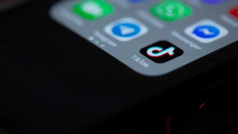 TikTok fecha vulnerabilidade descoberta por IA gratuita que permitia acesso remoto à câmera e fotos do celular
