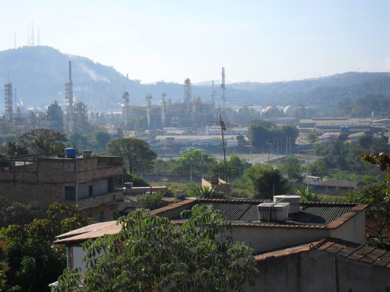 Preços do petróleo se aproximam de US$ 100 após ataques no Golfo, impactando combustíveis no Brasil