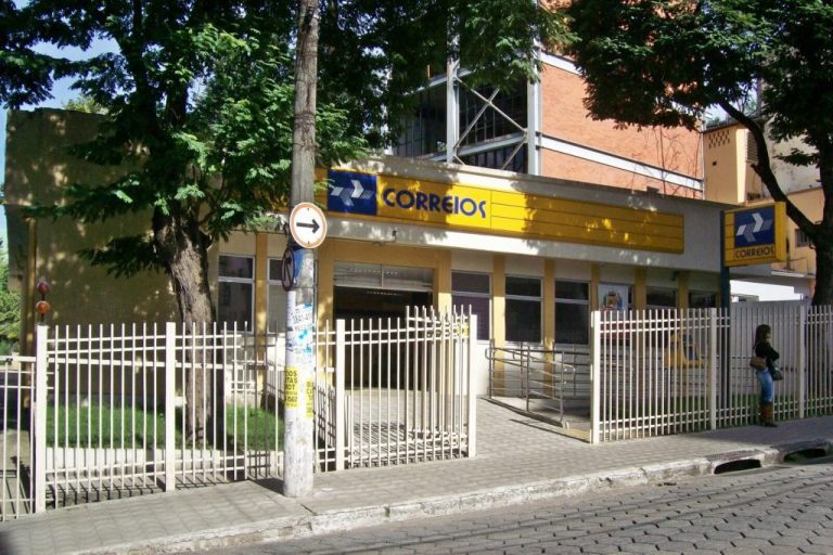 Renan Santos defende a privatização dos Correios, mas isenta Petrobras e Embrapa
