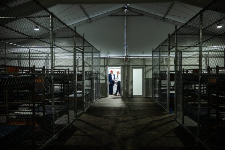Relatório confirma gaiolas para migrantes em Alligator Alcatraz