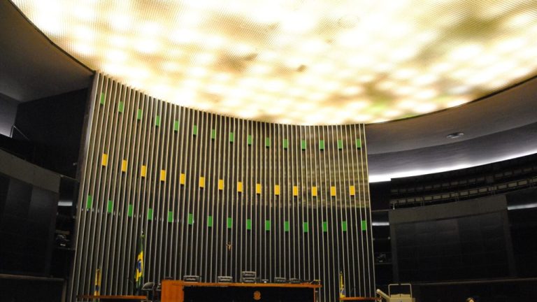 Proposta da deputada visa classificar coloração de animais para comercialização como crueldade animal